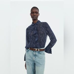 PRINTED RUFFLED BLOUSE NAVY / WHITE. SIZE M